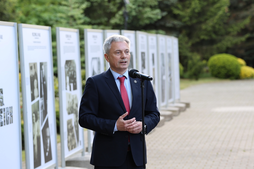 Otwarcie wystawy o ks. Stanisławie Streichu – męczenniku za wiarę. Przemawia dr Adam Pleskaczyński, dyrektor Biura Edukacji Narodowej IPN. Luboń, 23.05.2025. Fot. Rafał Pękalski (IPN)