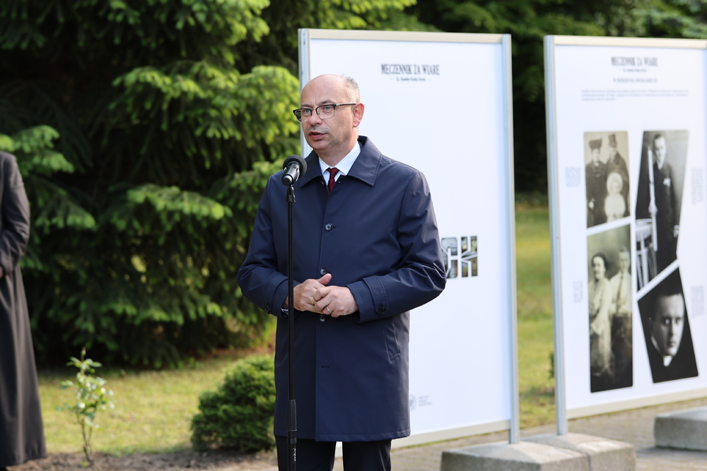 Otwarcie wystawy o ks. Stanisławie Streichu – męczenniku za wiarę. Przemawia dr Mateusz Szpytma, zastępca prezesa IPN. Luboń, 23.05.2025. Fot. Rafał Pękalski (IPN)