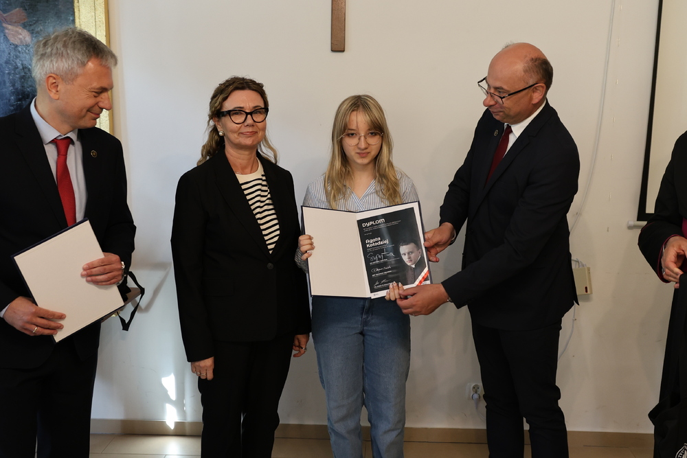 Rozstrzygnięcie konkursu „Kadry życia. Historia księdza Stanisława Streicha”. Pamiątkowe dyplomy wręcza dr Mateusz Szpytma, zastępca prezesa IPN. Luboń, 23.05.2025. Fot. Rafał Pękalski (IPN)