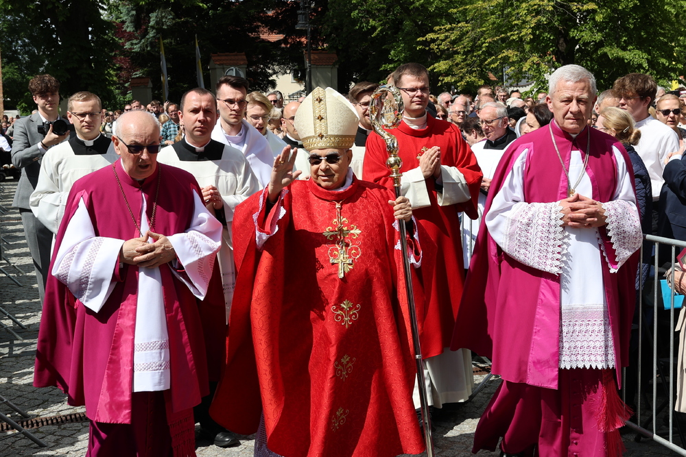 Uroczystości beatyfikacyjne ks. Stanisława Streicha. Na pierwszym planie kard. Marcello Semeraro, prefekt Watykańskiej Dykasterii ds. Kanonizacyjnych. Poznań, 24.05.2025. Fot. Rafał Pękalski (IPN)