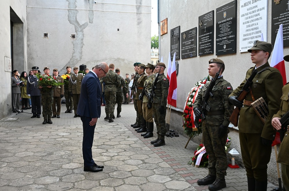 Uroczystości w 77. rocznicę zamordowania rtm. Witolda Pileckiego. Kwiaty składa zastępca prezesa IPN dr hab. Krzysztof Szwagrzyk. Warszawa, 25 maja 2025. Fot. Michalina Żelazny (Muzeum Żołnierzy Wyklętych i Więźniów Politycznych PRL)