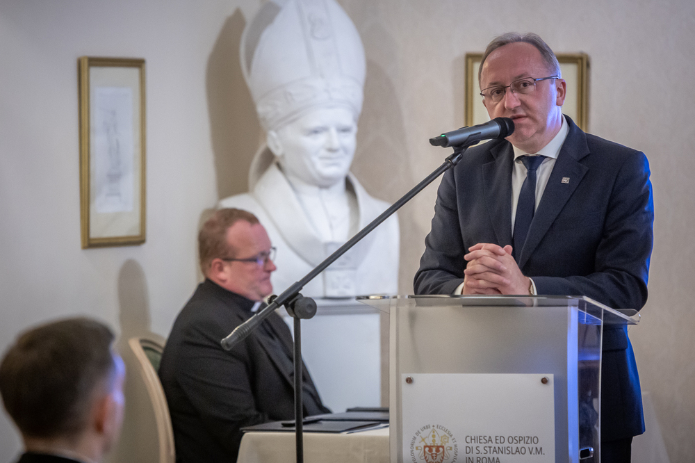 Instytut Pamięci Narodowej i Kościół św. Stanisława Biskupa i Męczennika w Rzymie będą opowiadać historię Polski – 25 maja 2025. Na zdj. zastępca prezesa IPN dr hab. Karol Polejowski. Fot. Sławek Kasper (IPN)