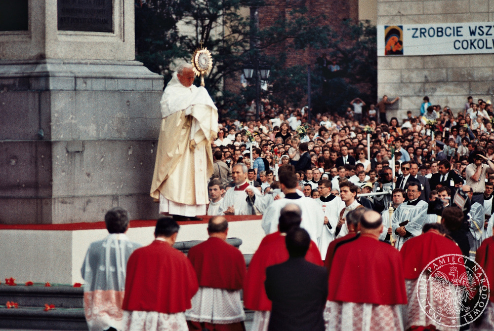 Jan Paweł II błogosławi wiernych zgromadzonych na Placu Zamkowym Świętym Sakramentem w Monstrancji u podnóża Kolumny króla Zygmunta III Wazy. 14 VI 1987 r. IPNBU-7-7-8-252