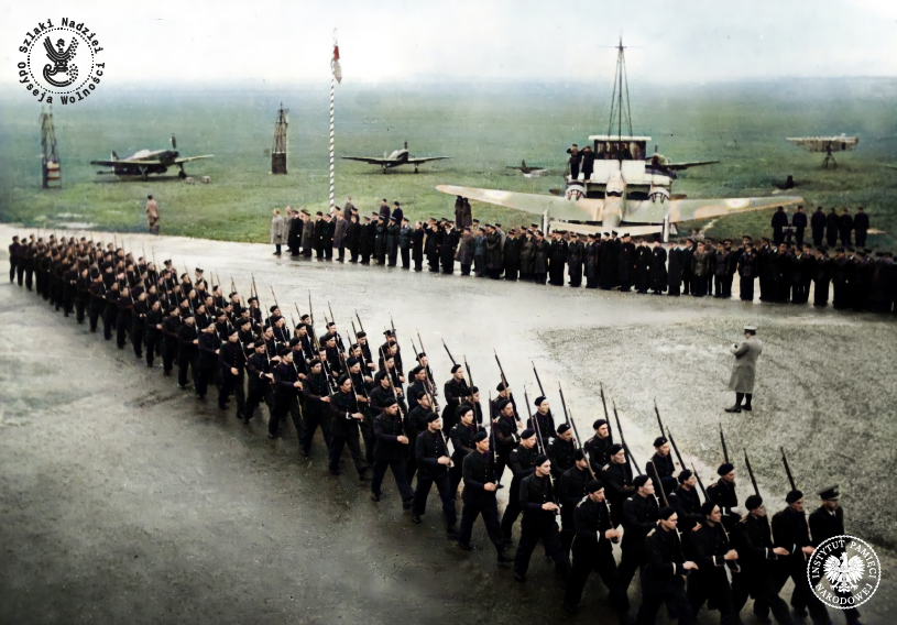 Defilada pododdziału w trakcie uroczystości w jednostce lotniczej Wojska Polskiego we Francji z okazji pożegnania pilotów Eskadry Myśliwskiej Montpellier na lotnisku Lyon-Bron, 27 marca 1940 r. Fot. ze zbiorów AIPN