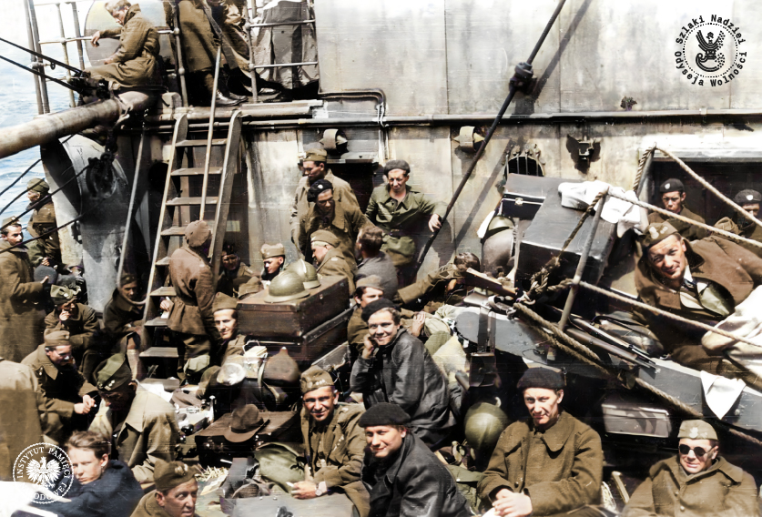 Polscy żołnierze na okręcie podczas ewakuacji do Wielkiej Brytanii, czerwiec 1940 r. Fot. Stowarzyszenie Weteranów Armii Polskiej, AIPN
