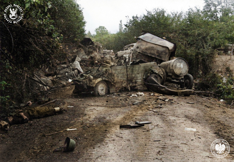 Na drodze w korytarzu śmierci po bitwie pod Falaise, Francja, 1944 r. Fot. ze zbiorów AIPN