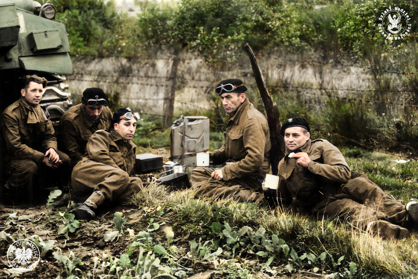 Żołnierze 1. Dywizji Pancernej w czasie spożywania posiłku na postoju, Francja 1944 r. Fot. ze zbiorów AIPN