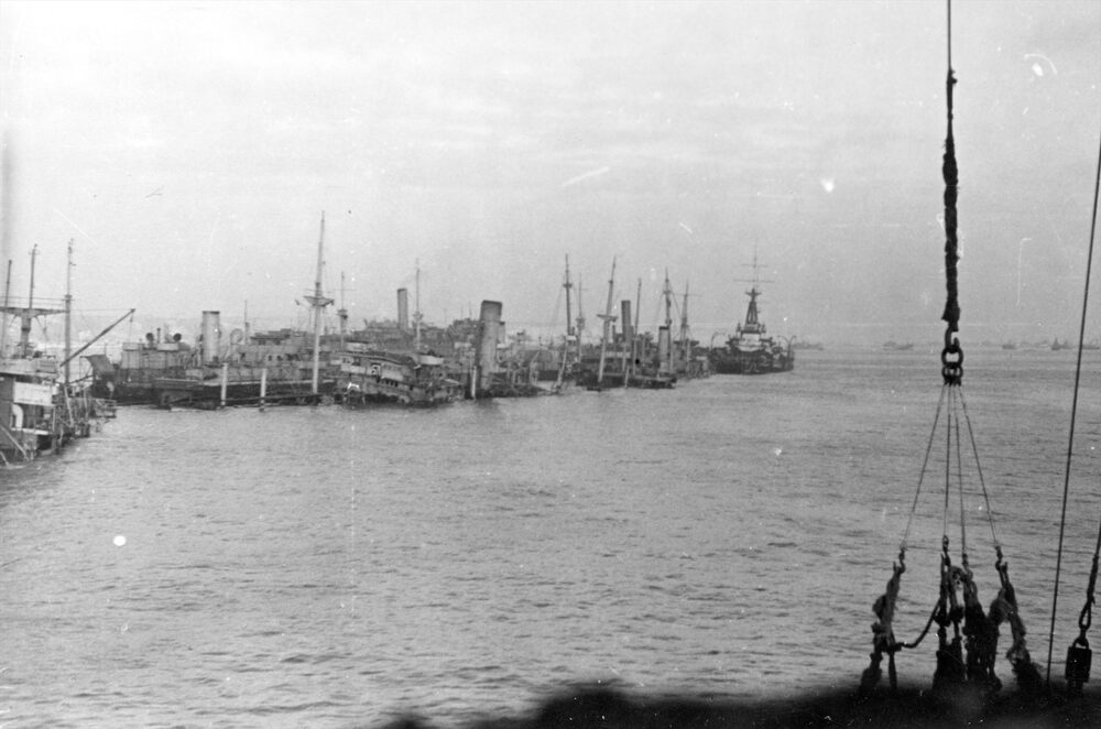 Statki i okręty zatopione celowo jako element falochronu sztucznego portu Mulberry w Normandii - widok z pokładu polskiego(?) statku lub okrętu. Fot. IPN