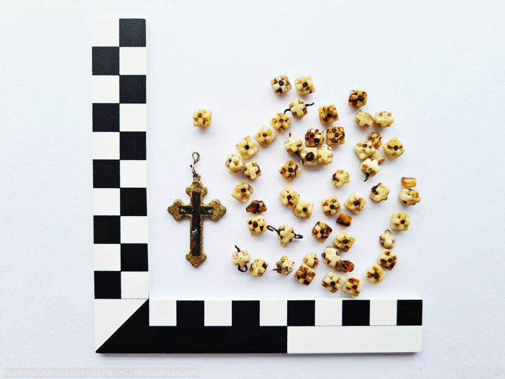 Artefakty odnalezione przy szczątkach s. Caritiny Fahl zostały przekazane Siostrom ze Zgromadzenia św. Katarzyny, fot. BPiI IPN