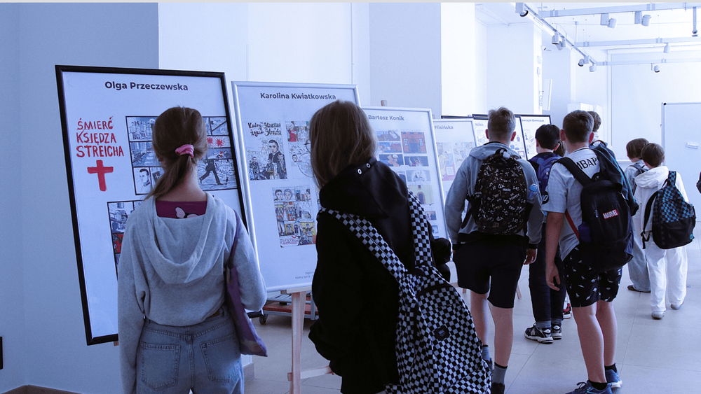 Wystawa prac laureatów ogólnopolskiego konkursu plastycznego „Kadry życia. Historia księdza Stanisława Streicha”. Fot. Agnieszka Szajewska (IPN)