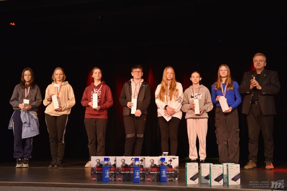 Zdjęcia z realizacji konkursu IPN „Silni Polską!” od uczestników. II Liceum Ogólnokształcące im. Władysława Reymonta w Ostrowie Wielkopolskim