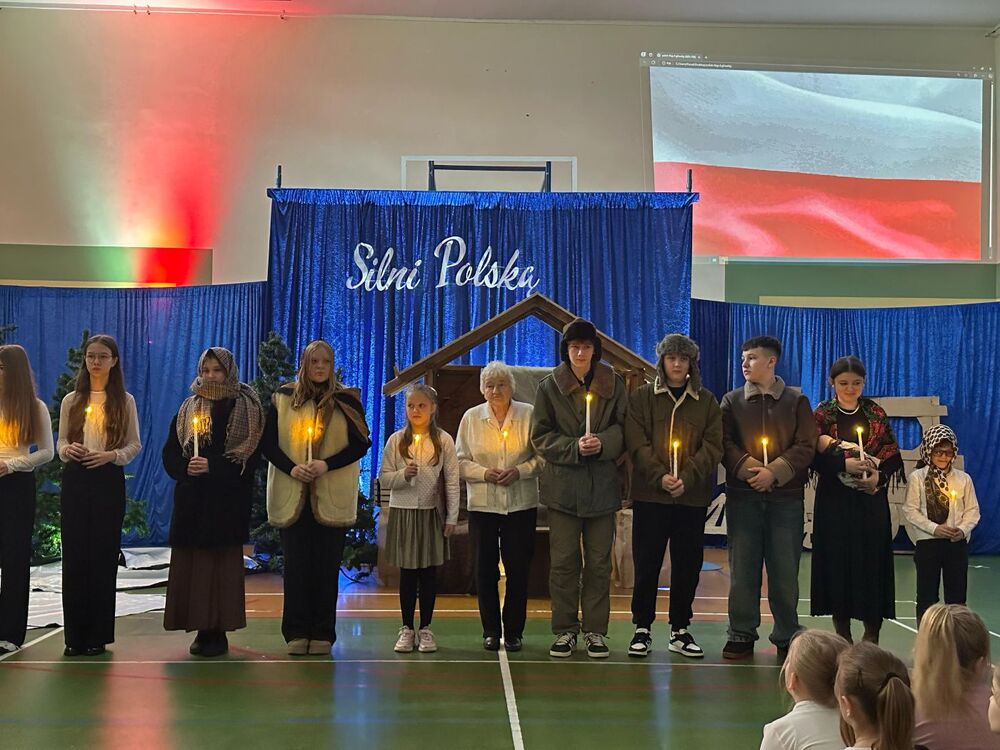 Zdjęcia z realizacji konkursu IPN „Silni Polską!” od uczestników. Szkoła Podstawowa im. Jana Pawła II w Kupiskach