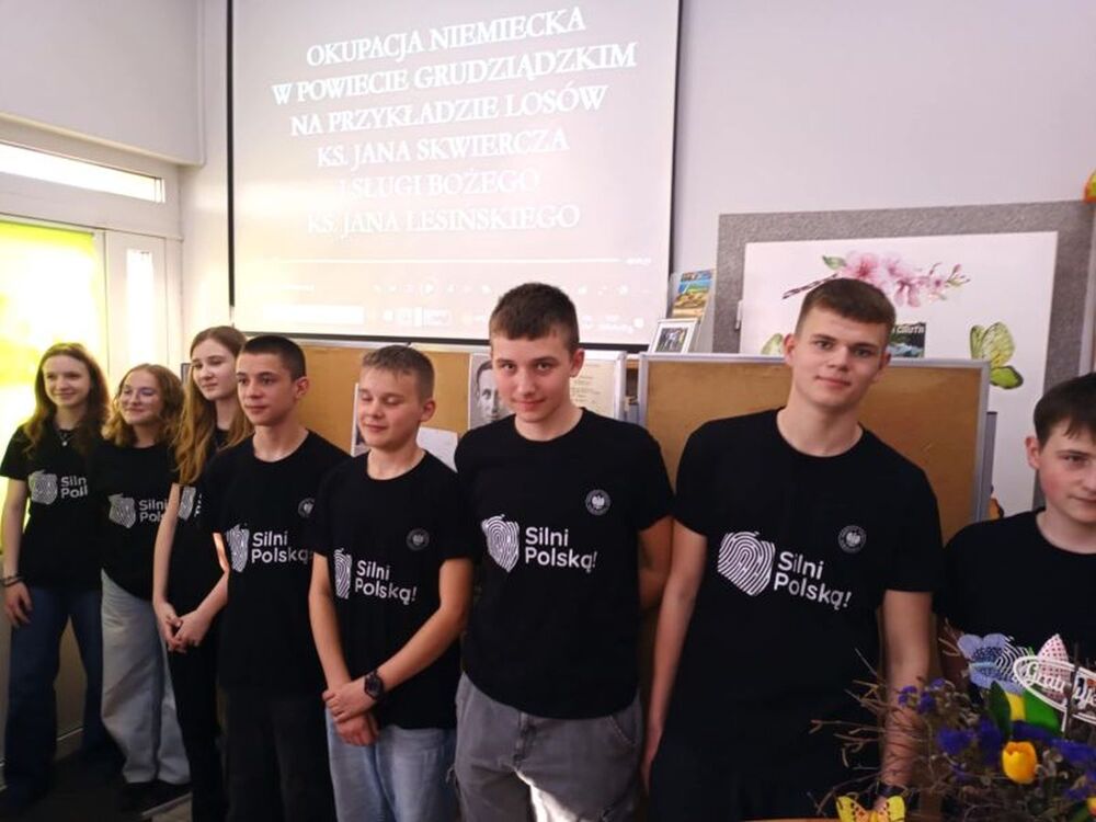 Zdjęcia z realizacji konkursu IPN „Silni Polską!” od uczestników. Szkoła Podstawowa im. płk. Floriana Laskowskiego w Grucie