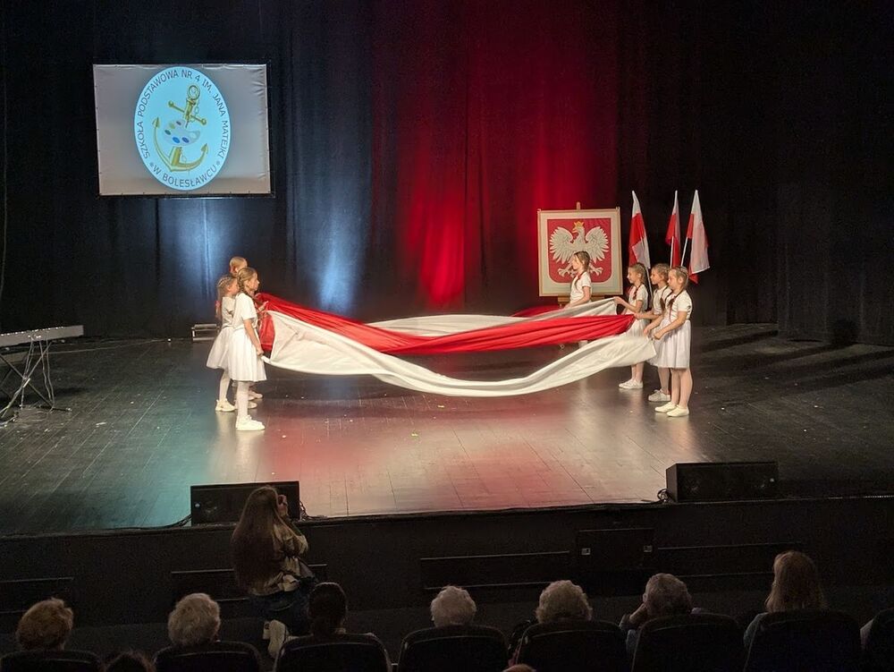 Zdjęcia z realizacji konkursu IPN „Silni Polską!” od uczestników. Liceum Ogólnokształcące Centrum Szkół Mundurowych w Białymstoku