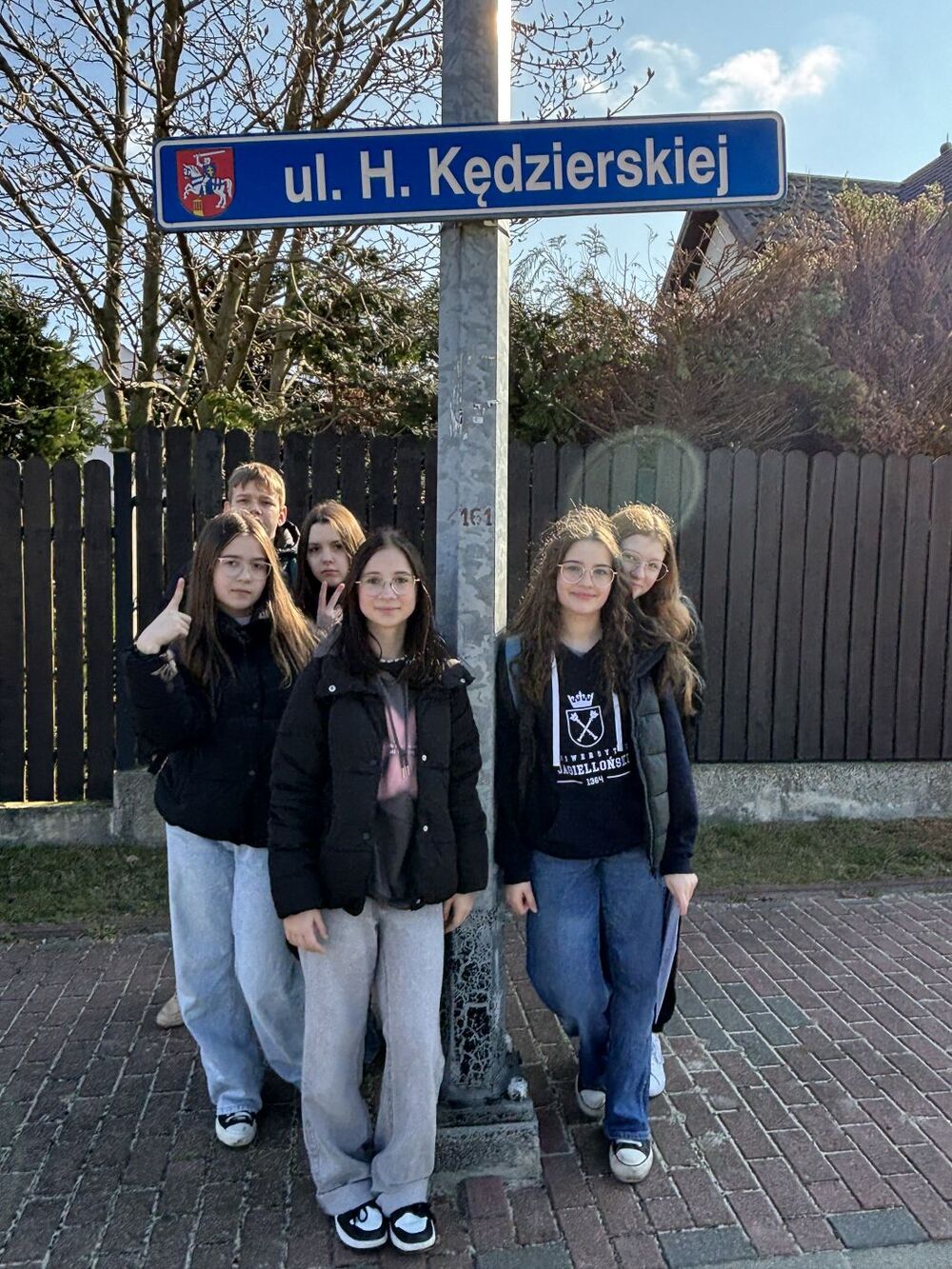 Zdjęcia z realizacji konkursu IPN „Silni Polską!” od uczestników. Szkoła Podstawowa nr 10 im. Adama Mickiewicza w Puławach