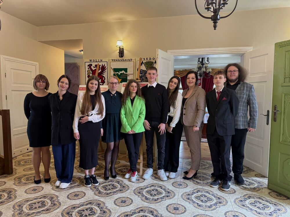 Zdjęcia z realizacji konkursu IPN „Silni Polską!” od uczestników. Zespół Szkół Ponadpodstawowych w Wolinie