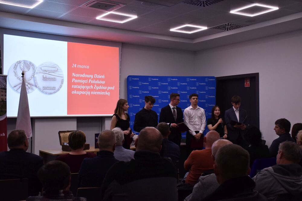 Zdjęcia z realizacji konkursu IPN „Silni Polską!” od uczestników. Zespół Szkół Techniczno-Usługowych w Trzebini