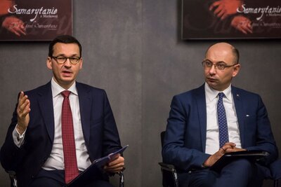 Od lewej: premier Mateusz Morawiecki, wiceprezes IPN Mateusz Szpytma – 2 lutego 2018. Fot. Sławomir Kasper (IPN)