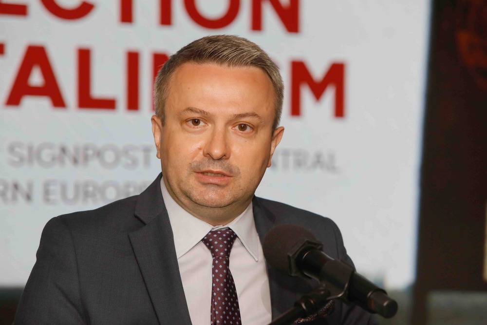 Międzynarodowa konferencja naukowa „Kierunek – stalinizm. Powojenny drogowskaz dla Europy Środkowo-Wschodniej”. Na zdj. dyrektor BBH IPN dr Sebastian Pilarski – Warszawa, 28–29 maja 2025. Fot. Piotr Życieński (IPN)