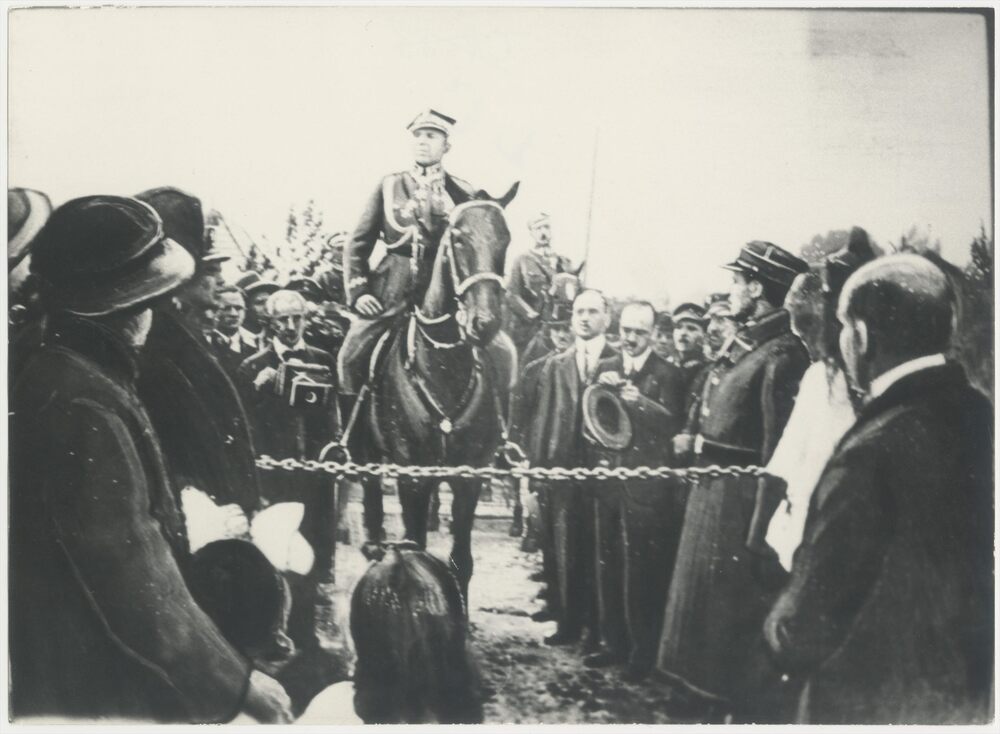 Szef Inspektoratu Armii nr IV w Krakowie generał broni Stanisław Szeptycki na koniu w chwili przejazdu przez most graniczny na rzece Brynica między Sosnowcem i Szopienicami. Fot. AIPN