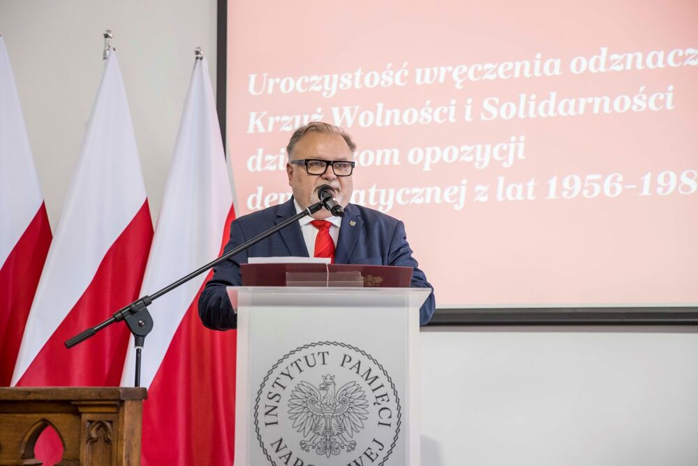 Uroczystość wręczenia Krzyży Wolności i Solidarności – Warszawa, 4 czerwca 2025. Na zdj. zastępca dyrektora Muzeum Żołnierzy Wyklętych i Więźniów Politycznych PRL Jacek Marian Pawłowicz. Fot. Katarzyna Adamów (IPN)