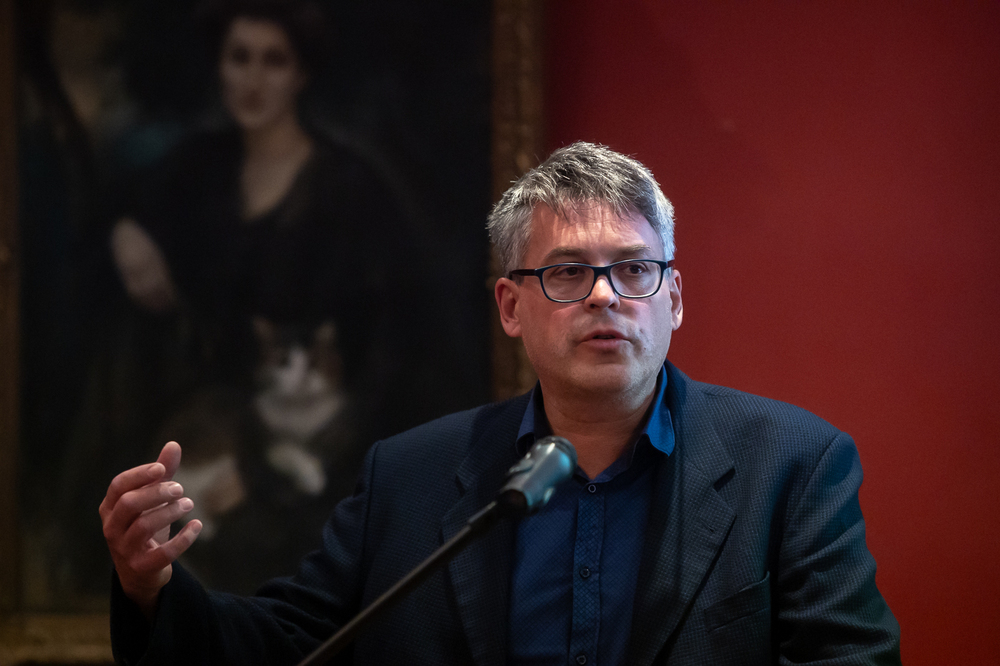 Wystawa „Szlaki Nadziei. Odyseja wolności” w Bibliotece Polskiej w Paryżu. Na zdj. dyrektor Instytutu Biblioteka Polska w Paryżu prof. Maciej Forycki – 4 czerwca 2025. Fot. Sławek Kasper (IPN)