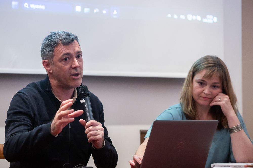 Wystawa „Szlaki Nadziei. Odyseja wolności” w Bibliotece Polskiej w Paryżu. Na zdj. Arnaud Léonard – 4 czerwca 2025. Fot. Sławek Kasper (IPN)