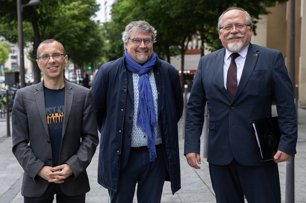 Spotkanie z przedstawicielem Francuskiego Instytutu Pamięci, Kultury i Archiwów. Na zdj. od lewej: naczelnik OBBH dr hab. Patryk Pleskot, Pierre-Yves Lambert, dyrektor BUWiM Adam Siwek – 4 czerwca 2025. Fot. Sławek Kasper (IPN)