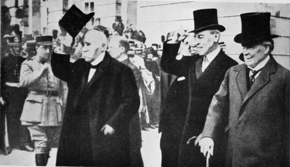 Przywódcy Francji, Wielkiej Brytanii i Stanów Zjednoczonych opuszczają pałac w Wersalu po podpisaniu traktatu wersalskiego 28 czerwca 1919 r. Na zdj. od lewej: premier Francji Georges Clemanceau, prezydent Stanów Zjednoczonych Woodrow Wilson i premier Wielkiej Brytanii lord David Lloyd George. Fot. AIPN