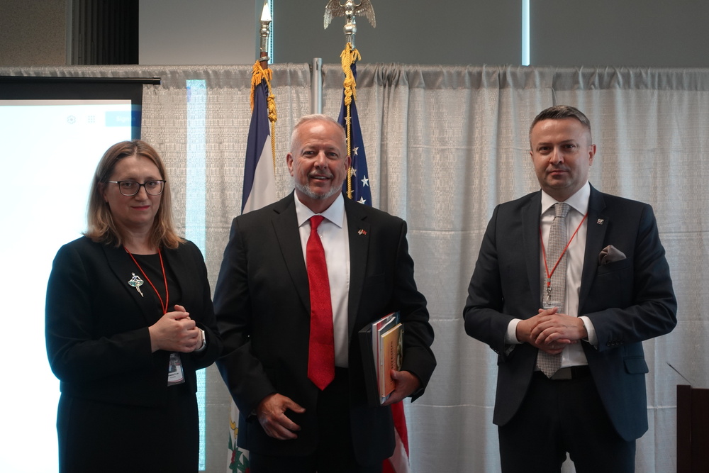 Przedstawiciele IPN na konferencji „Emigracja niepodległościowa w USA w latach 80.”. Na zdj. od lewej: dyrektor AIPN Marzena Kruk, burmistrz Summersville Robert Shafer i dyrektor BBH dr Sebastian Pilarski – Summersville, 4 czerwca 2025. Fot. Witold Bagieński (IPN)