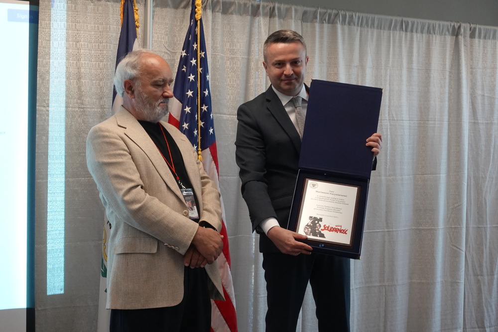 Przedstawiciele IPN na konferencji „Emigracja niepodległościowa w USA w latach 80.”. Na zdj. dyrektor BBH IPN dr Sebastian Pilarski – Summersville, 4 czerwca 2025. Fot. Witold Bagieński (IPN)