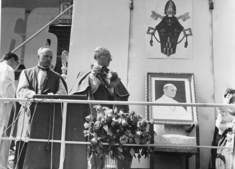 Obraz papieża Pawła VI na tronie w otoczeniu biskupów ustawiony na ołtarzu na murach klasztoru OO. Paulinów na Jasnej Górze. Fot. AIPN