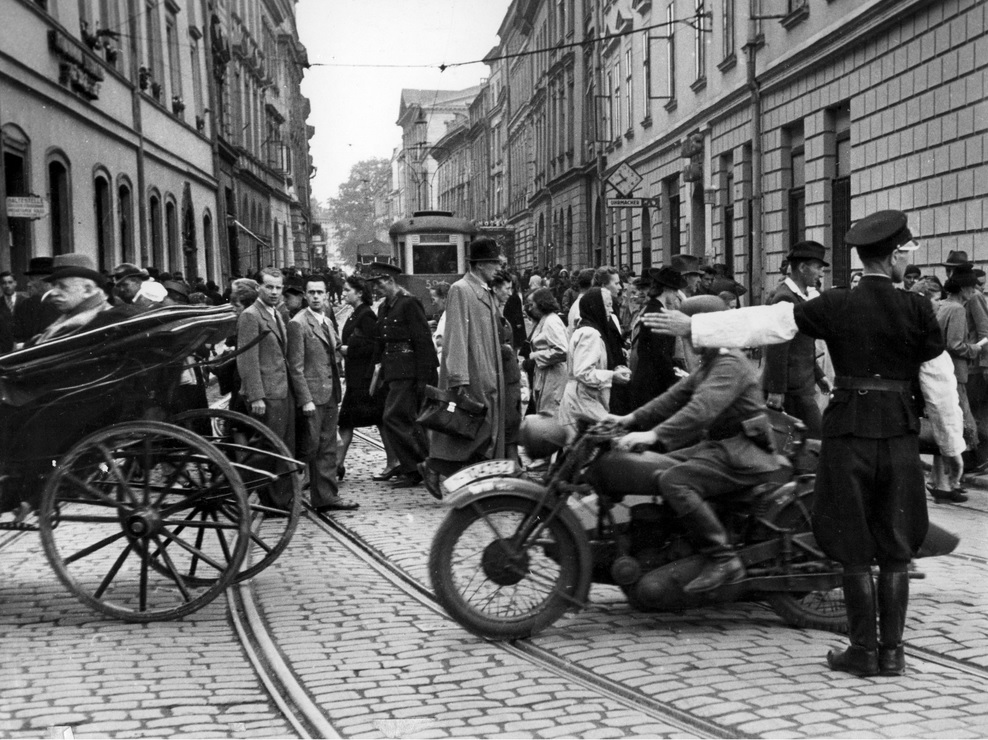 Policjant kierujący ruchem ulicznym w Krakowie, w rejonie ul. Sławkowskiej, 1941 r. (fot. z zasobu NAC)