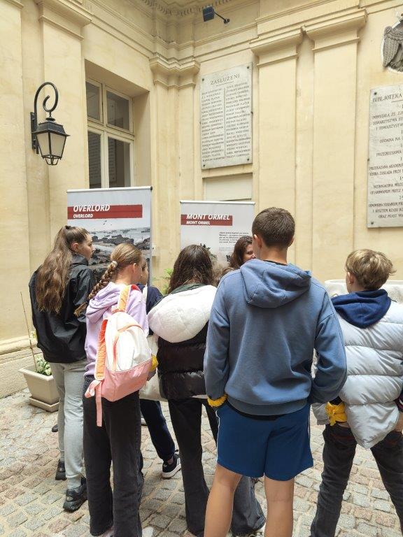 Wystawa „Szlaki Nadziei. Odyseja wolności” w Bibliotece Polskiej w Paryżu. Fot. Hanna Zaworonko/ Biblioteka Polska w Paryżu