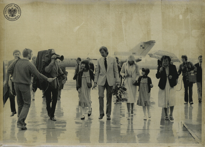 Marian Zacharski z rodziną po wylądowaniu na Okęciu (fot. z zasobu IPN)