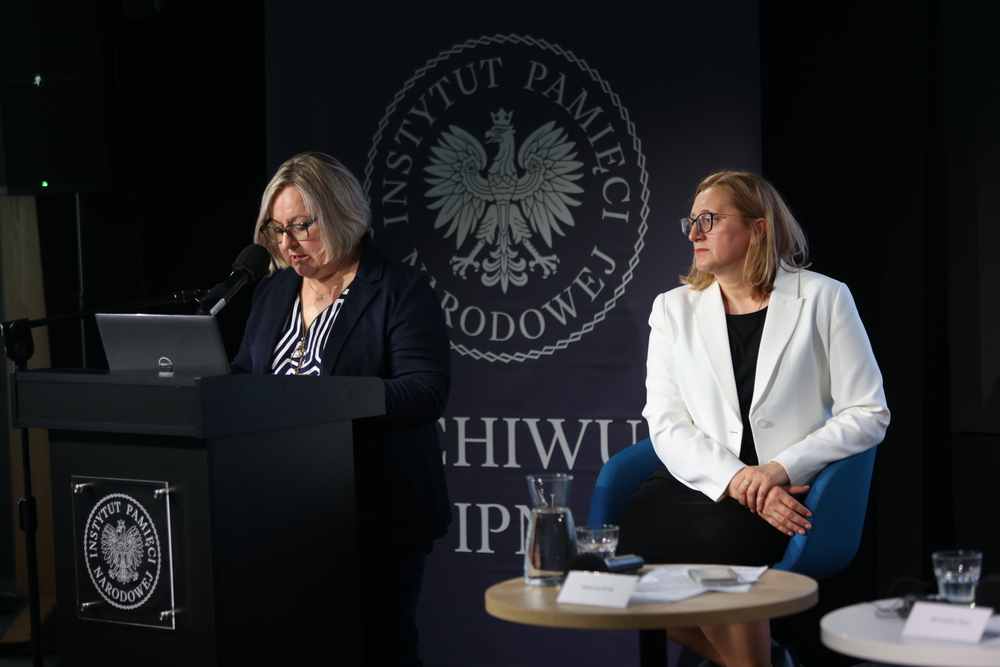 Międzynarodowa konferencja naukowa: „Archiwa i pamięć. Współczesne wykorzystanie zbiorów archiwalnych byłego komunistycznego aparatu represji”. Na zdj. od lewej: Alexandra Titze i dyrektor AIPN Marzena Kruk –  Warszawa, 11 czerwca 2025. Fot. Katarzyna Adamów (IPN)