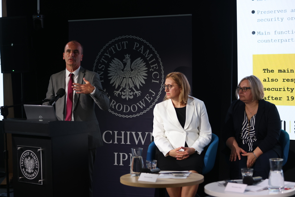 Międzynarodowa konferencja naukowa: „Archiwa i pamięć. Współczesne wykorzystanie zbiorów archiwalnych byłego komunistycznego aparatu represji”. Na zdj. od lewej: dr Bendegúz Gergő Cseh, dyrektor AIPN Marzena Kruk i Alexandra Titze –  Warszawa, 11 czerwca 2025. Fot. Katarzyna Adamów (IPN)