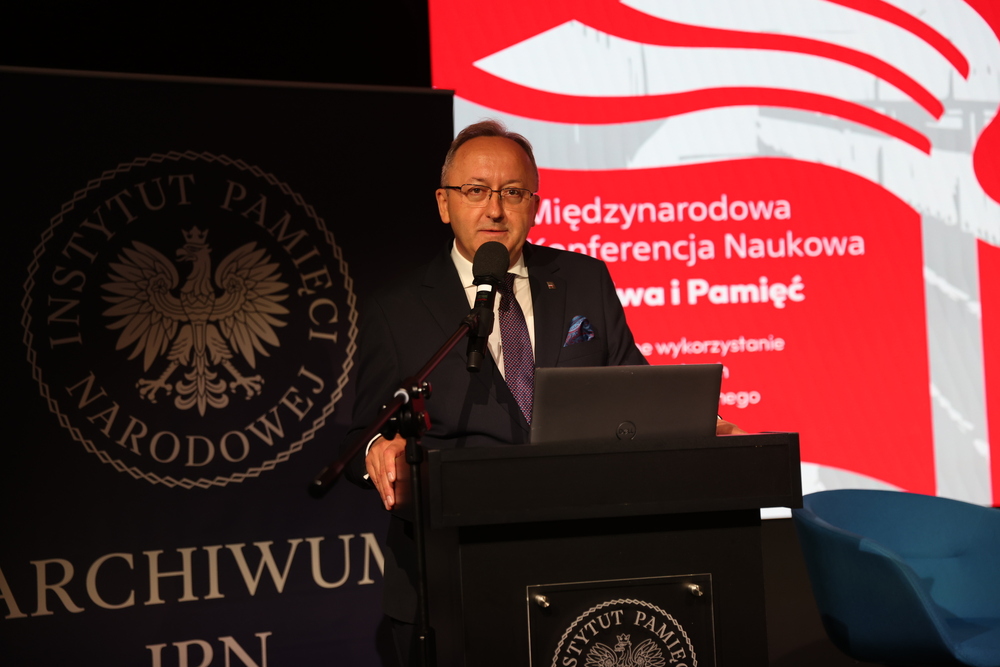 Międzynarodowa konferencja naukowa: „Archiwa i pamięć. Współczesne wykorzystanie zbiorów archiwalnych byłego komunistycznego aparatu represji”. Na zdj. zastępca prezesa IPN dr hab. Karol Polejowski –  Warszawa, 11 czerwca 2025. Fot. Katarzyna Adamów (IPN)