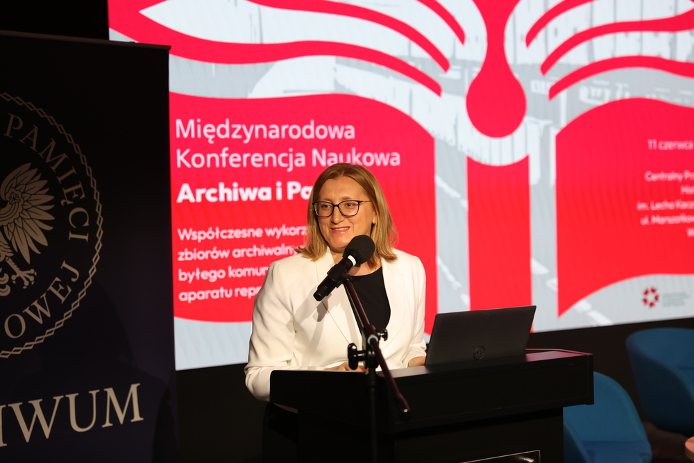 Międzynarodowa konferencja naukowa: „Archiwa i pamięć. Współczesne wykorzystanie zbiorów archiwalnych byłego komunistycznego aparatu represji”. Na zdj. dyrektor Archiwum IPN Marzena Kruk – Warszawa, 11 czerwca 2025. Fot. Katarzyna Adamów (IPN)
