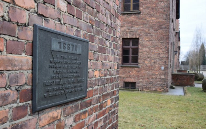Tablica umieszczona na ścianie bloku 17 w byłym niemieckim obozie koncentracyjnym Auschwitz, fot. Maciej Foks IPN