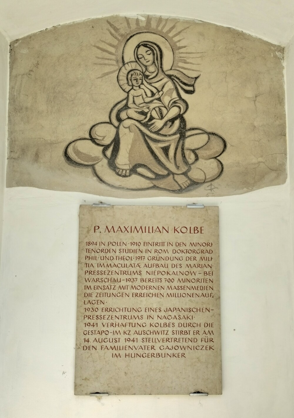 Tablica poświęcona św. Maksymilianowi M. Kolbe, krużganki klasztoru minorytów - zakonu z rodziny franciszkańskiej -  przy kościele pw. Matki Bożej Wspomożycielki Wiernych w Grazu w Austrii. Święty Maksymilian Kolbe jest jednym z najważniejszych świętych dla zakonów franciszkańskich, fot. Agnieszka Wygoda (IPN)