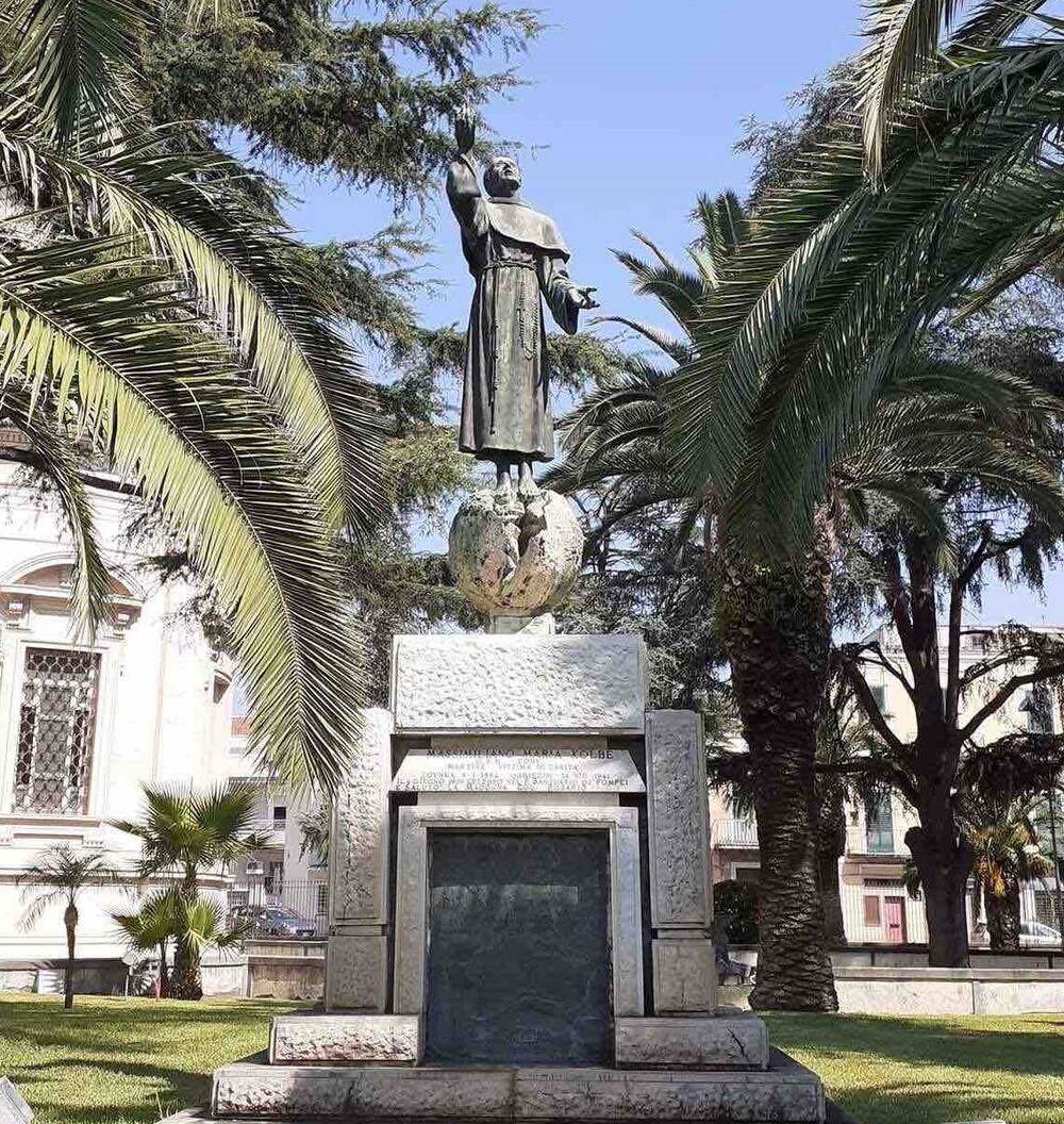 Pomnik św. Maksymiliana Kolbe przed Bazyliką Matki Bożej Różańcowej w Pompejach we Włoszech, fot. Agnieszka Wygoda (IPN)