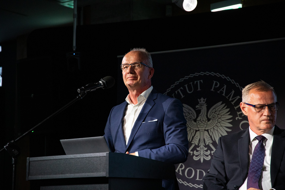 Międzynarodowa konferencja naukowa: „Archiwa i pamięć. Współczesne wykorzystanie zbiorów archiwalnych byłego komunistycznego aparatu represji”. Na zdj. dr hab. Krzysztof Szwagrzyk, zast. prezesa IPN (L) i prok. Andrzej Pozorski, szef pionu śledczego IPN (P) – Warszawa, 11 czerwca 2025. Fot. Krzysztof Kapłon (IPN)