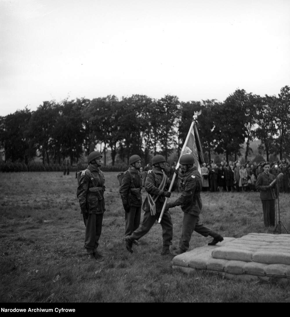 Generał Stanisław Sosabowski wręcza sztandar pocztowi sztandarowemu. Fot. NAC