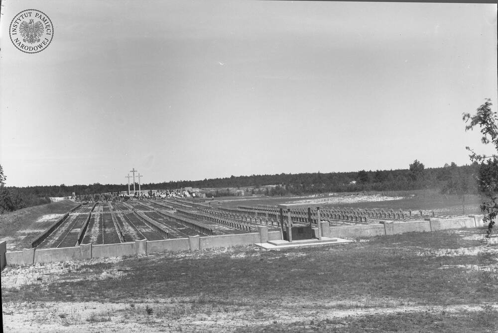 Widok ogólny cmentarza ofiar zamordowanych przez Niemców w Palmirach koło Warszawy (fot. z zasobu AIPN)
