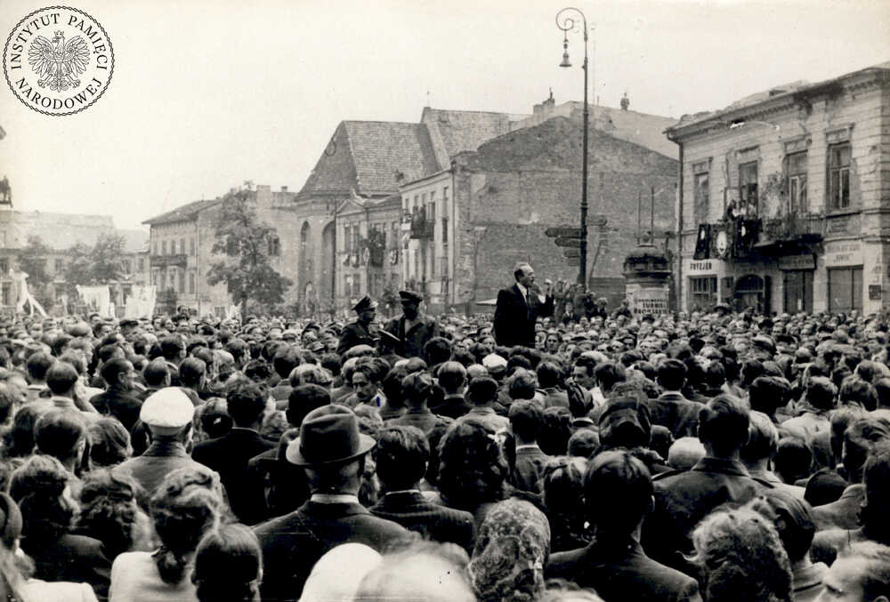 Uczestnicy procesji Bożego Ciała w Lublinie w 1948 r. wokół przewróconego samochodu (fot. z zasobu IPN)