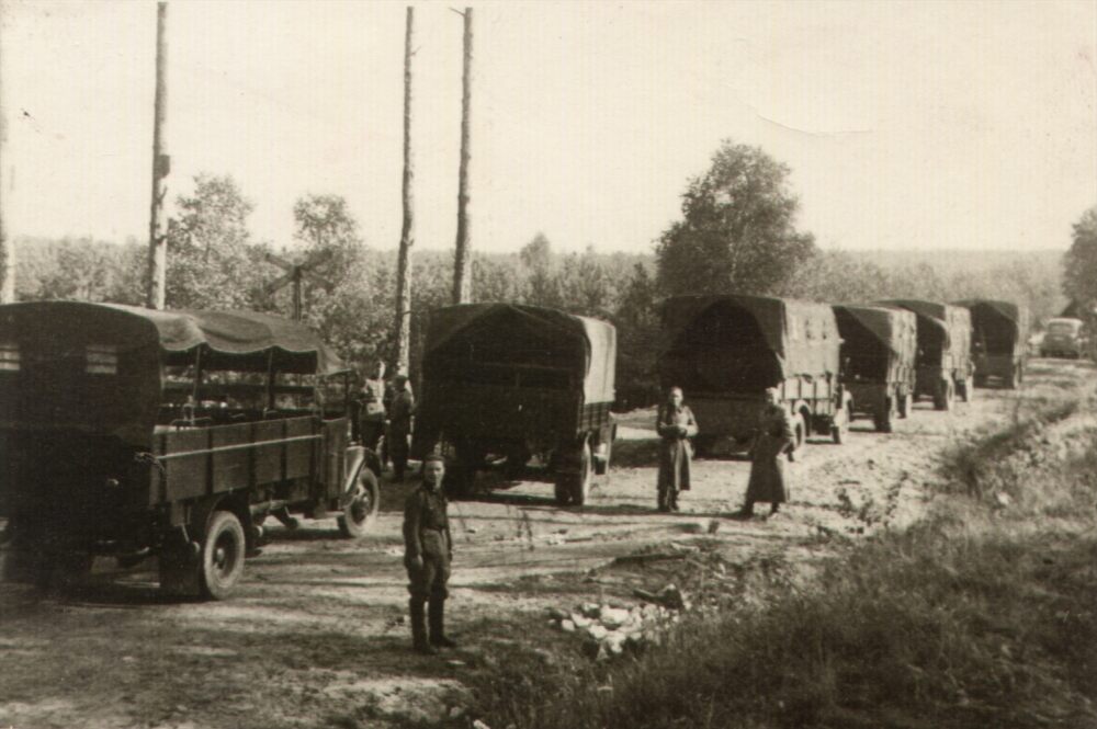 Kolumna samochodów z transportem więźniów na miejsce straceń w Palmirach. Fot. AIPN