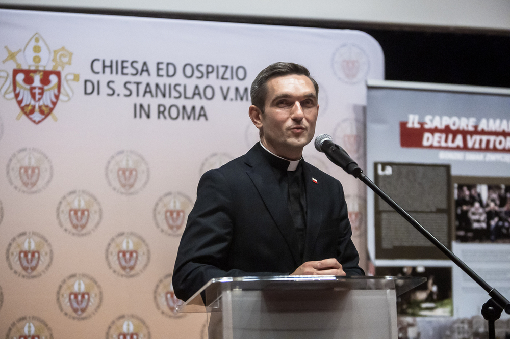 W Rzymie zaprezentowaliśmy serial IPN „Szlak Nadziei – bitwa o Monte Cassino”. Na zdj. administrator Kościoła i Hospicjum św. Stanisława BM w Rzymie ks. Tomasz Jarosz – 22 czerwca 2025. Fot. Sławek Kasper (IPN)