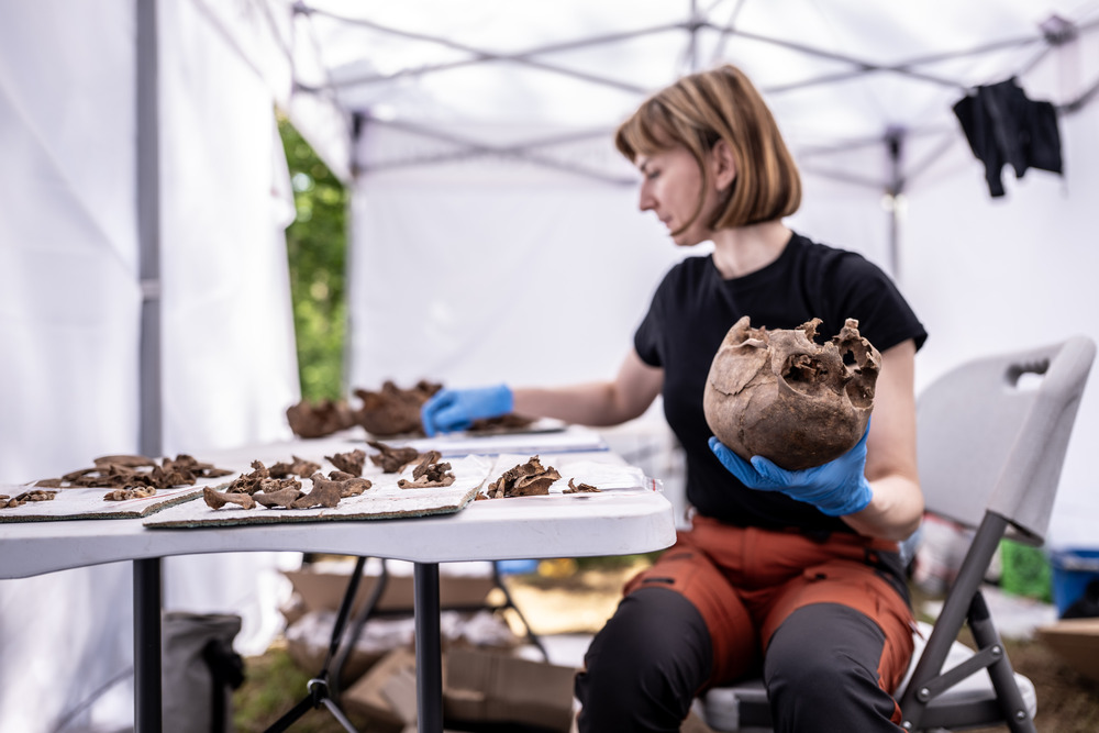 Prace poszukiwawcze ofiar Zbrodni Pomorskiej prowadzone przez pion śledczy IPN nad Jeziorem Borówno, czerwiec 2025, fot. Daniel Frymark