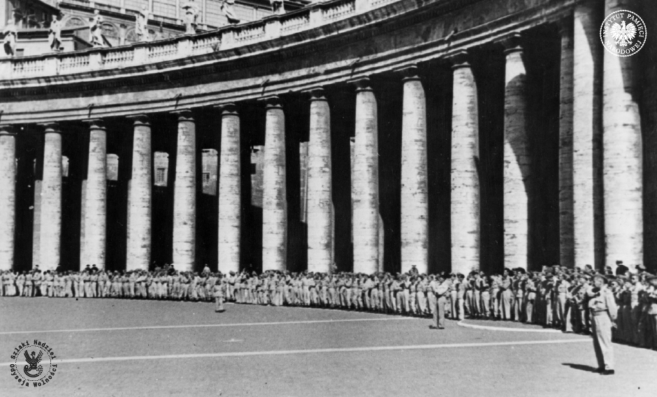 Żołnierze oddziałów 2. Korpusu Polskiego zgromadzeni na placu Św. Piotra podczas wizyty w Watykanie Naczelnego Wodza Polskich Sił Zbrojnych gen. broni Kazimierza Sosnkowskiego i dowódcy 2. Korpusu gen. dyw. Władysława Andersa, 28 VII 1944 r. (fot. AIPN)